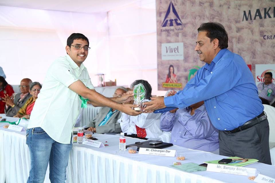 Magazine_Anuj_Shaking_Hands